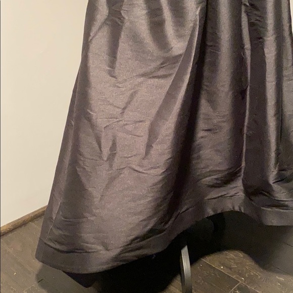 Black and white gown - Picture 3 of 3